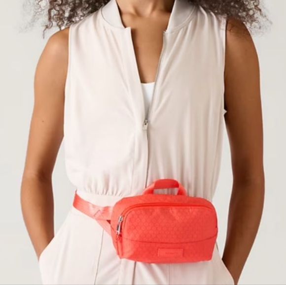 Athleta Excursion Crossbody Belt Bag NWOT - Picture 2 of 4